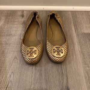Tory Burch tan and gold patterned flats with gold logo size 7
